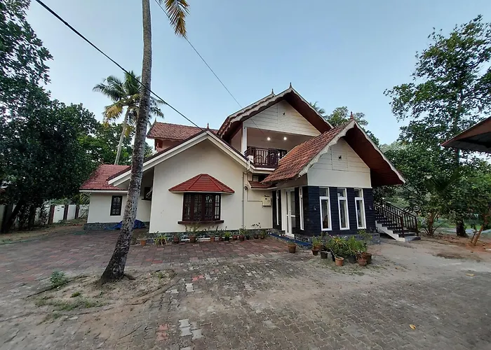 Saras Home Alappuzha Beach