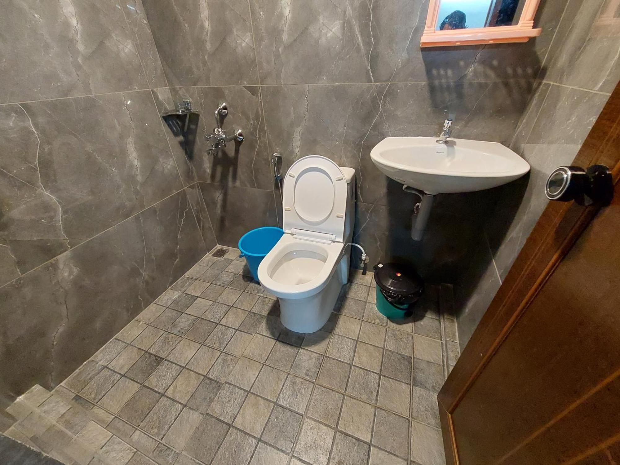 Saras Apartment *