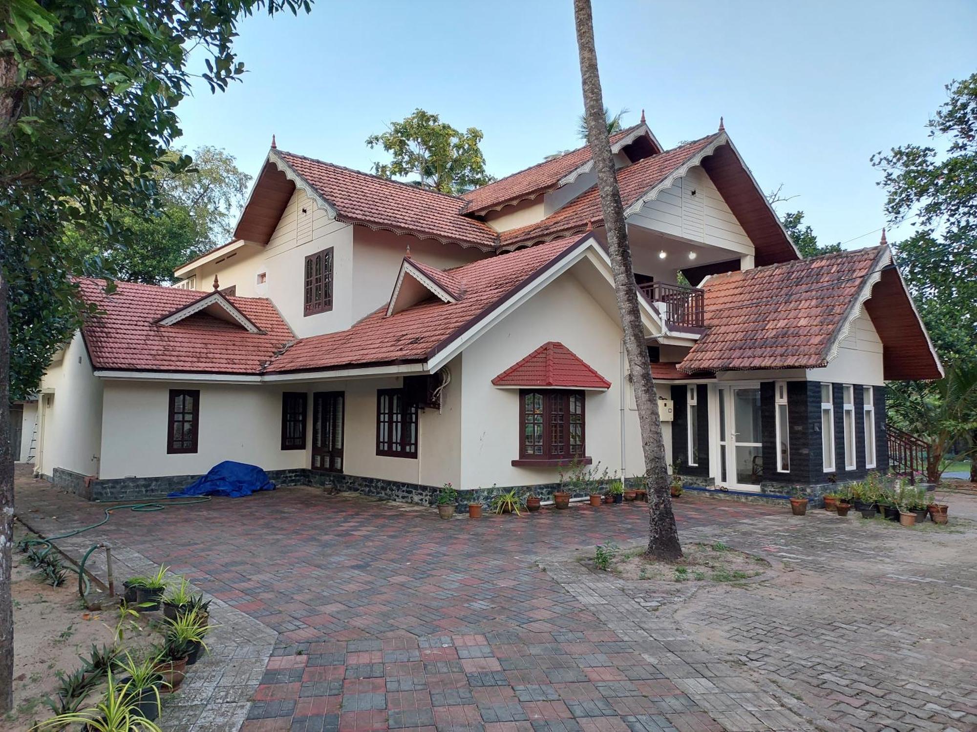 Saras Apartment Alappuzha
